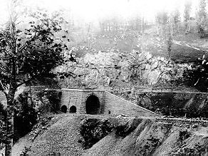 Pogled na dograjen severni vhod avgusta 1905. Nad njim vodi glavna cesta po dolini reke Bače. Pogled na dograjen severni vhod avgusta 1905. Nad njim vodi glavna cesta po dolini reke Bače.