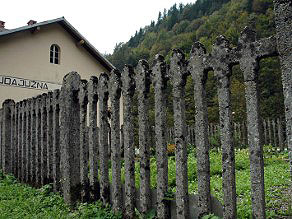 The Italians replaced the former wooden fences with the concrete ones. The Italians replaced the former wooden fences with the concrete ones.