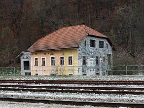 Stanovanjska stavba, zgrajena ob železniškem nasipu Stanovanjska stavba, zgrajena ob železniškem nasipu