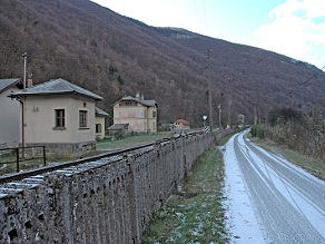 Na nasipu je ob tirih dovolj prostora tudi za dovozno cesto. Na nasipu je ob tirih dovolj prostora tudi za dovozno cesto.