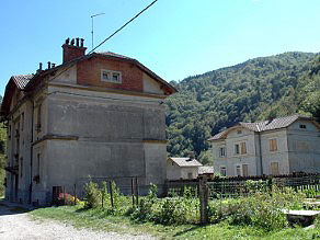 The houses at the Podmelec railway station. The houses at the Podmelec railway station.