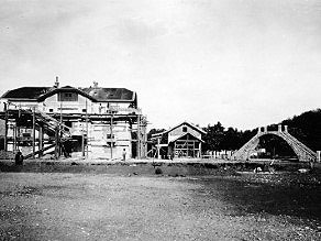 Finishing work on the railroad house in the southern part of the Gorizia station. Finishing work on the railroad house in the southern part of the Gorizia station.