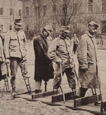 Alla fine del conflitto c'erano invalidi di guerra in tutto il Paese. Nonostante lo Stato li avesse aiutati con la fornitura di protesi, corsi di formazione, medicinali e contributi in denaro, la loro integrazione nella vita di ogni giorno non fu affatto semplice. Alla fine del conflitto c'erano invalidi di guerra in tutto il Paese. Nonostante lo Stato li avesse aiutati con la fornitura di protesi, corsi di formazione, medicinali e contributi in denaro, la loro integrazione nella vita di ogni giorno non fu affatto semplice.