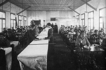 Women at work in Wagna refugee camp. (Tolminski muzej) Women at work in Wagna refugee camp. (Tolminski muzej)