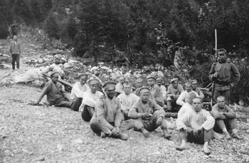 Le autorità austriache avevano mandato molti prigionieri russi in giro per tutta la monarchia, dove erano costretti a svolgere lavori molto duri, in condizioni di vita molto precarie- Nella foto è raffigurato un gruppo di prigionieri, mandati a svolgere lavori forzati nell’Isontino. (Tolminski muzej) Le autorità austriache avevano mandato molti prigionieri russi in giro per tutta la monarchia, dove erano costretti a svolgere lavori molto duri, in condizioni di vita molto precarie- Nella foto è raffigurato un gruppo di prigionieri, mandati a svolgere lavori forzati nell’Isontino. (Tolminski muzej)