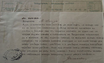 Ob začetku vojne so se začele stvari odvijati presenetljivo naglo in organizirano. Državni in vojaški uradniki so morali dnevno poskrbeti za premike večtisočglavega moštva, zato ni bilo veliko časa za obiranje ter poslavljanje. Na fotografiji je telegram o odhodu potrjenih vojakov v vojašnice, ki ga je županstvo Občine Sv. Lucija prejelo maja 1915. (PANG, fond Občina Sv. Lucija) Ob začetku vojne so se začele stvari odvijati presenetljivo naglo in organizirano. Državni in vojaški uradniki so morali dnevno poskrbeti za premike večtisočglavega moštva, zato ni bilo veliko časa za obiranje ter poslavljanje. Na fotografiji je telegram o odhodu potrjenih vojakov v vojašnice, ki ga je županstvo Občine Sv. Lucija prejelo maja 1915. (PANG, fond Občina Sv. Lucija)