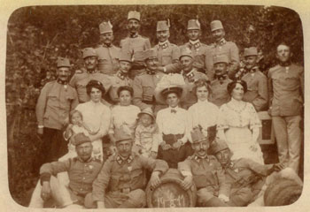 Avstrijski oficirji z ženami in otroki fotografirani v Tolminu avgusta 1911. leta. (Arhiv Tolminskega muzeja) Avstrijski oficirji z ženami in otroki fotografirani v Tolminu avgusta 1911. leta. (Arhiv Tolminskega muzeja)