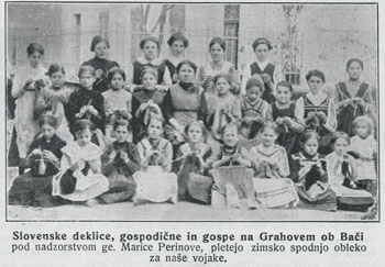 In tutta la monarchia, i civili sarebbero organizzare varie unità finanziate alla raccolta di fondi per le truppe. Le fotografie mostrano donne Grahovo ob Bači che stavano facendo biancheria intima di lana per i soldati. (Tedenske slike, 16. 8. 1916) In tutta la monarchia, i civili sarebbero organizzare varie unità finanziate alla raccolta di fondi per le truppe. Le fotografie mostrano donne Grahovo ob Bači che stavano facendo biancheria intima di lana per i soldati. (Tedenske slike, 16. 8. 1916)