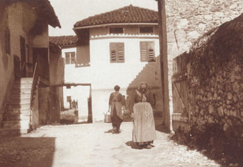 Tolmin rimase comunque popolata quasi interamente, nonostante la sua vicinanza al fronte, con scontri di armi da fuoco che arrivavano fino alla dodicesima offensiva lungo l'Isonzo. Nei periodi più tranquilli, la vita si svolgeva principalmente nelle zone della città meno esposte, mentre nei momenti di pericolo i civili si trasferivano nelle cantine o in altre case più sicure. (Tolminski muzej) Tolmin rimase comunque popolata quasi interamente, nonostante la sua vicinanza al fronte, con scontri di armi da fuoco che arrivavano fino alla dodicesima offensiva lungo l'Isonzo. Nei periodi più tranquilli, la vita si svolgeva principalmente nelle zone della città meno esposte, mentre nei momenti di pericolo i civili si trasferivano nelle cantine o in altre case più sicure. (Tolminski muzej)