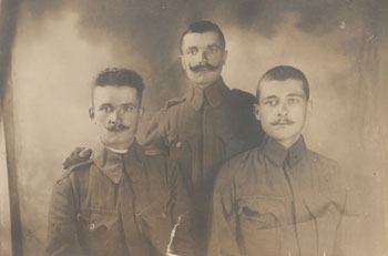 All’inizio della guerra molte famiglie rimasero senza uno o più membri maschi della famiglia. Nella foto, scattata nel 1917, vediamo i tre fratelli Golja da Sela nad Podmelcem durante un incontro a Vienna. (Collezione privata - Ivan Božič) All’inizio della guerra molte famiglie rimasero senza uno o più membri maschi della famiglia. Nella foto, scattata nel 1917, vediamo i tre fratelli Golja da Sela nad Podmelcem durante un incontro a Vienna. (Collezione privata - Ivan Božič)