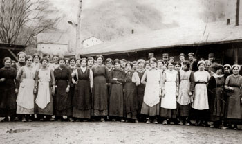 At every major hub in the rear, civilians would occupy occasional or permanent posts. The photograph depicts a team of laundresses at Slap ob Idrijci. (Vilma Pavić – private collection) At every major hub in the rear, civilians would occupy occasional or permanent posts. The photograph depicts a team of laundresses at Slap ob Idrijci. (Vilma Pavić – private collection)