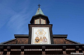 Fassadendetail mit hervorgehobener Inschrift PAX (Friede) sowie das österreichische und ungarische
Wappen, die durch das Habsburger-Wappen verbunden sind. Foto: Marko Grego, 8. 12. 2016. Fassadendetail mit hervorgehobener Inschrift PAX (Friede) sowie das österreichische und ungarische
Wappen, die durch das Habsburger-Wappen verbunden sind. Foto: Marko Grego, 8. 12. 2016.