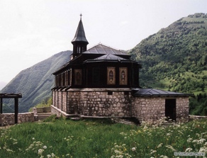Sicht auf den Nordteil der Kirche mit Pergola auf der linken Seite. Foto: Marko Grego, 2001. Sicht auf den Nordteil der Kirche mit Pergola auf der linken Seite. Foto: Marko Grego, 2001.