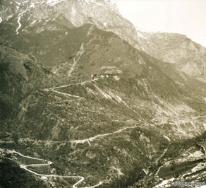Tal der Tolminka, Sicht auf Javorca und Wege zu militärischen Stellungen. Sammlung Melicher, Tolminski muzej. Tal der Tolminka, Sicht auf Javorca und Wege zu militärischen Stellungen. Sammlung Melicher, Tolminski muzej.