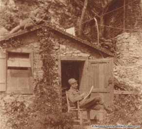 Remigius Geyling pred svojo barako v Pologu med gradnjo cerkve, na strehi rezbar Anton Perathoner, 1916. Družinski arhiv Geyling, Tolminski muzej. Remigius Geyling pred svojo barako v Pologu med gradnjo cerkve, na strehi rezbar Anton Perathoner, 1916. Družinski arhiv Geyling, Tolminski muzej.