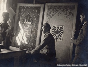 Vojak I. Klein, nadporočnik R. Geyling in topničar Czokor pri izdelovanju plošč z grbi. Družinski arhiv Geyling, Tolminski muzej. Vojak I. Klein, nadporočnik R. Geyling in topničar Czokor pri izdelovanju plošč z grbi. Družinski arhiv Geyling, Tolminski muzej.