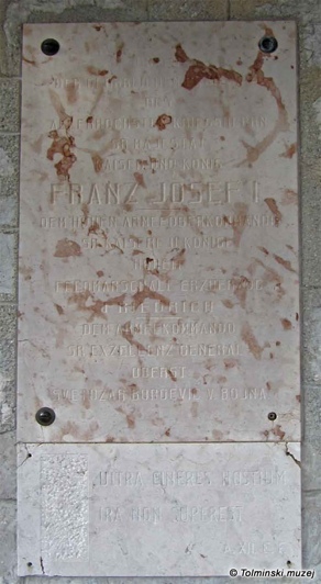 Unter der Gedenkplatte aus der Zeit des Baus fügten Italiener bei der Renovierung den Spruch: »Jenseits der
Asche der Feinde schwindet der Zorn« auf lateinisch hinzu. Foto: Damjana Fortunat Černilogar, 20. 3. 2016. Unter der Gedenkplatte aus der Zeit des Baus fügten Italiener bei der Renovierung den Spruch: »Jenseits der
Asche der Feinde schwindet der Zorn« auf lateinisch hinzu. Foto: Damjana Fortunat Černilogar, 20. 3. 2016.