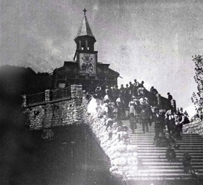 Gruppenbild von Besuchern an den monumentalen Stufen vor der Kirche. Archiv Tolminski muzej. Gruppenbild von Besuchern an den monumentalen Stufen vor der Kirche. Archiv Tolminski muzej.