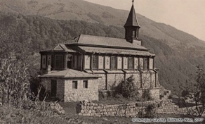 After World War II, the church lost its shine. In 1960, its designer Geyling photographed it, already quite overgrown. Geyling Family Archive, Tolmin Museum. After World War II, the church lost its shine. In 1960, its designer Geyling photographed it, already quite overgrown. Geyling Family Archive, Tolmin Museum.