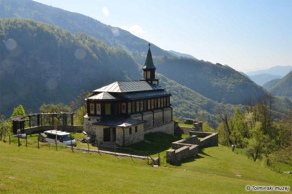 Die Kirche in Javorca ist mit ihrer Größe auch nach hundert Jahren noch immer ein markanter Teil der Landschaft. Foto: Marko Grego, 20. 4. 2016. Die Kirche in Javorca ist mit ihrer Größe auch nach hundert Jahren noch immer ein markanter Teil der Landschaft. Foto: Marko Grego, 20. 4. 2016.
